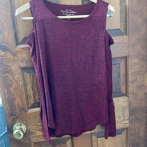 Cut-Out shoulder long sleeve shirt